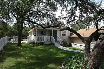 Image de The Lazy Lakehouse - All Lvpoa Amenities Available - Pool/Fitness/Lake Access
