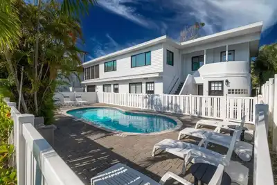 Image de 1 Block Walk-Quiet St. to beach/food/fun/sun/shops
