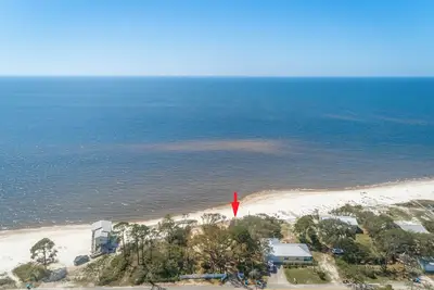 Image de \"Dolphin Reef\" Adorable coastal cottage with a fully fenced yard right on the Gulf!