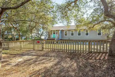 Image de \"Starfish Wishes\" Gulf front abode w\/fenced yard & private boardwalk to the sand - ground level!