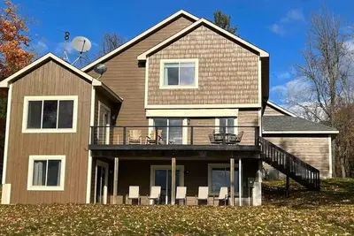 Image de Stunning lakeside cabin-100 ft of private, stair-free shoreline-3, 000 acre lake