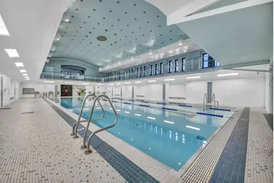 Image de Downtown Oasis: Steps to Dining & Sights. Pool + Gym in Building