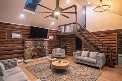 Image de Timber Lodge: Hot Tub, Fireplace & Fun for All!