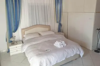 Image de Studio Apartment - Sleeps 2, Balcony & Parking