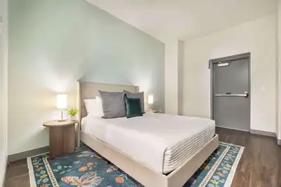 Dynamic Stay Connected Comfort Steps from Atrium