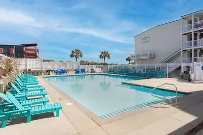 Image de Seas You Later - 2 Bedroom Condo Just 2 Blocks from the Beach with Large Pool, Elevator