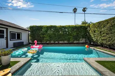 Image de 🌵Cactus Cove🏝️: Luxurious pool, game room, arcades, near parks and beaches.