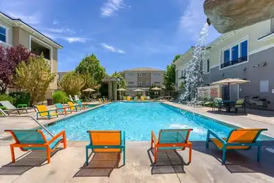 Image de Stylish 1br Retreat | Gym, Pool, Fast Wi-Fi, Free Parking