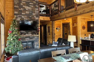 Image de Beautiful pet friendly cabin; 2 king, 1 queen, 3 decks, hot tub, arcade, wifi