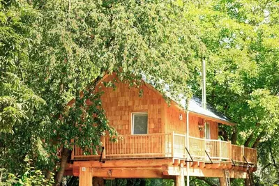 Image de Sustainable tree house BaHu with sauna and hot tub in the middle of nature