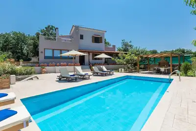 Image de Villa à Prines avec piscine et barbecue