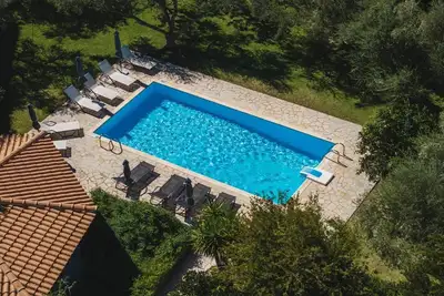Image de Villa traditionnelle Ă Kypseli avec piscine