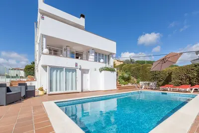 Image de Villa avec piscine privée dans un quartier calme