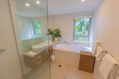 Image de Waves 12 Beachfront Apartment with pool