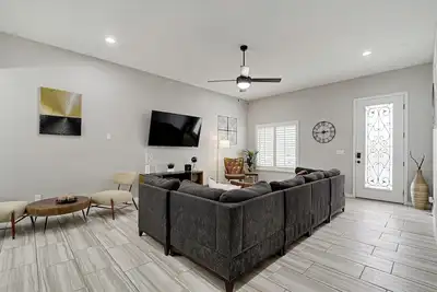 Image de Spacious 4-Bedroom Haven / Ideal for Extended Stay