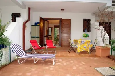 Maison mitoyenne parfaitement équipée avec jardin clôturé pour 8 personnes à Lignano Pineta
