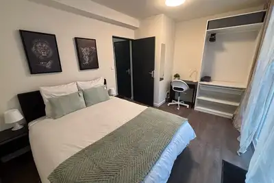 Image de Bright space for 2 guests with Wi-Fi, Tv, washing machine, and free parking.