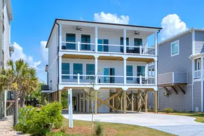 Image de Brand New 4 Bedroom 3. 5 Bath House, Walk to the Beach, Sleeps 14