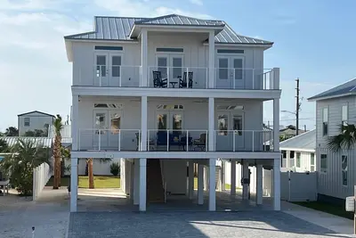 Image de Brand New Build in Mexico Beach, Gulf Views, and 1 Block From the Beach!