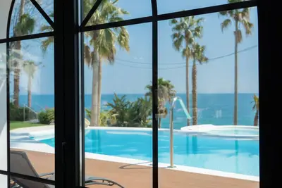 Image de Villa First Line Of Sea, with Private Garden of 8000m². Beach access at 3 min.