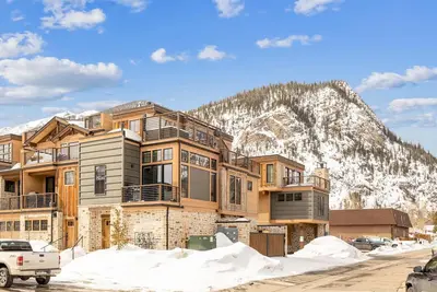 Image de Experience the charm of Frisco in this spacious townhome, Decked Out Downtown, private hot tub!