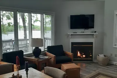 Image de Two-bedroom Bayside Condo