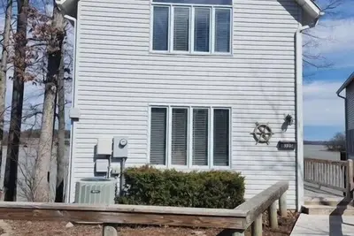 Image de Two-bedroom Bayside Condo