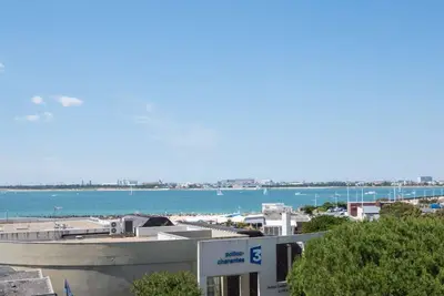 Image de T2 meublé avec terrasse, parking, proche plage