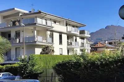 Image de Bright, spacious apartment near lake/beach and close to downtown
