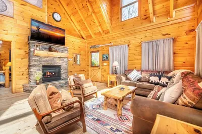 Image de Charming 2bd Cabin w/ Hot Tub! Shared Pool + Games