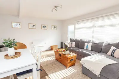 Image de Charming 2-bedroom chalet in Dartmouth. Perfect for couples & families. Sleeps 5