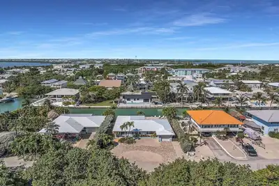 Image de Spacious 5-bedroom with pool and dock