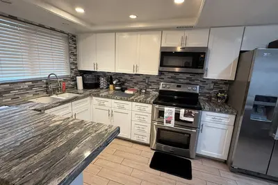 Image de Spacious & Accessible 2-bedroom Condo with Pool & Private Garage, Best Location!