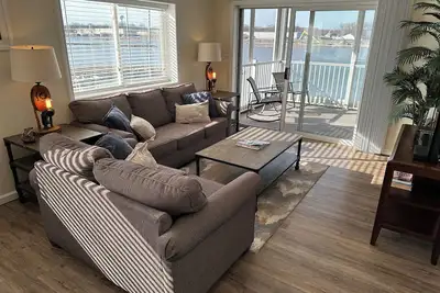 Image de New spacious 2 Br / 2 Ba w. pool, dockage available, bar