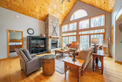 Image de New! Chic Mountain Lodge w/ Hot Tub & Fireplace