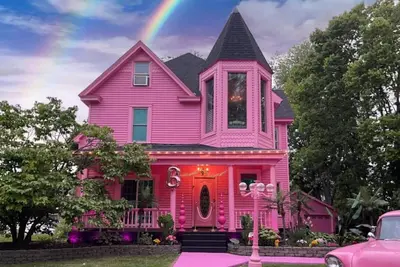 Barbiecore Castle Vibe’n in Dt Hudson