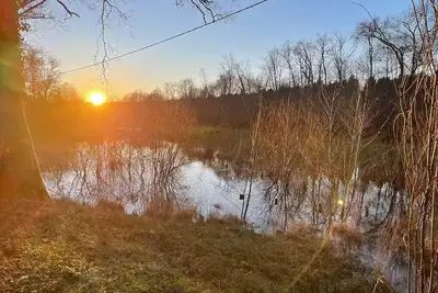 Image de Évasion en Nature : Maison Rénovée avec Vue sur Ruisseau et Grand Jardin