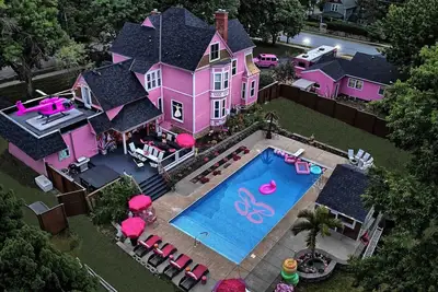 PinkCastle Babe’cation w/hottub & heated pool