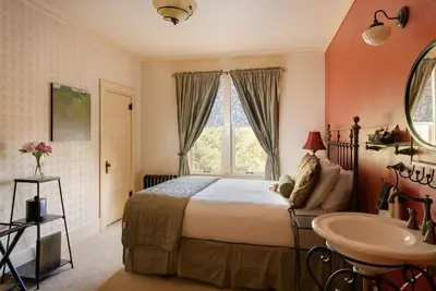Image de Western Charm Awaits in this Cozy Room w/ Complimentary Breakfast