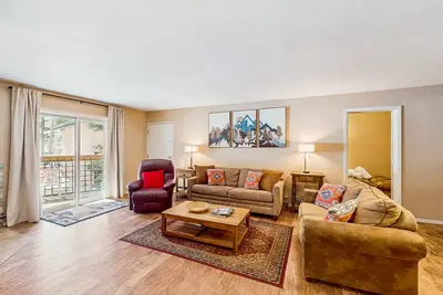 Image de Comfortable ski-in / ski-out condo, with gas stove, soaking tub, balcony & Wifi