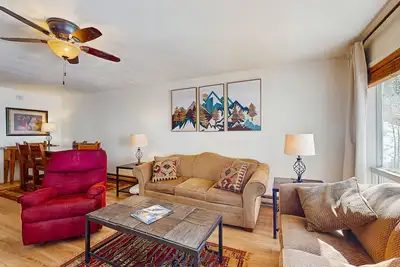 Image de Comfortable ski-in / ski-out, creekside condo, with gas stove, soaking tub, Wifi