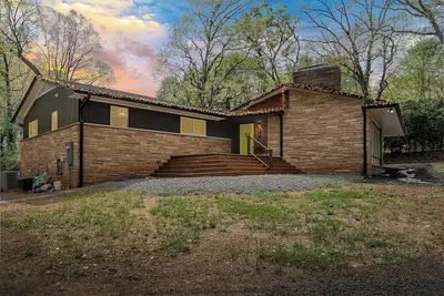 Image de Tucked Away Carefully Restored MidCentury Gem on 4. 84 acres by Pond