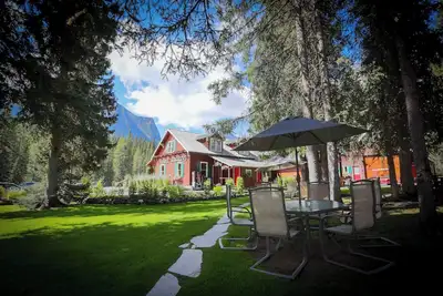 Image de Lake Louise Suite | Mountain Views & Fireplace