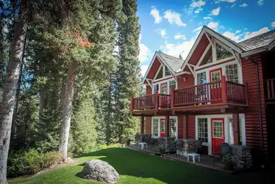 Image de Lake Louise 2-Bedroom Suite | Deck & Views