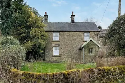 Image de A cosy cottage located in this quiet village, surrounded by the Staffordshire landscape.