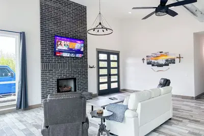 Image de WhiteTail Cabin with Shuffleboard, Fireplace, WiFi, South of Norman