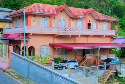 Image de Carolyn's View has four double occupancy rooms, and 1 fully furnished apartment.