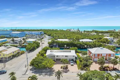 Image de 3/2 with canal front home pool and dock - open concept