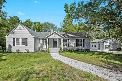 Image de Modern Montague/Milford Area Home