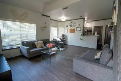 Image de Tranquil Modern 3br Townhome w/ Pools, Gym, & Private Baths - Jersey Village